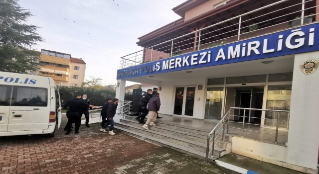 Ülkeye kaçak yollarla giren 44 yabancı uyruklu şahıs yakalandı