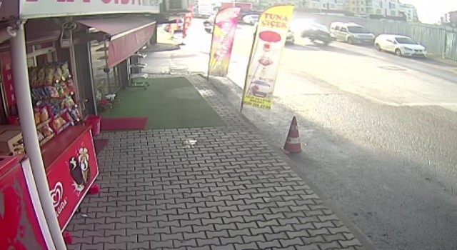 Ümraniyede solladığı araçla çarpışan cipin takla attığı kaza kamerada