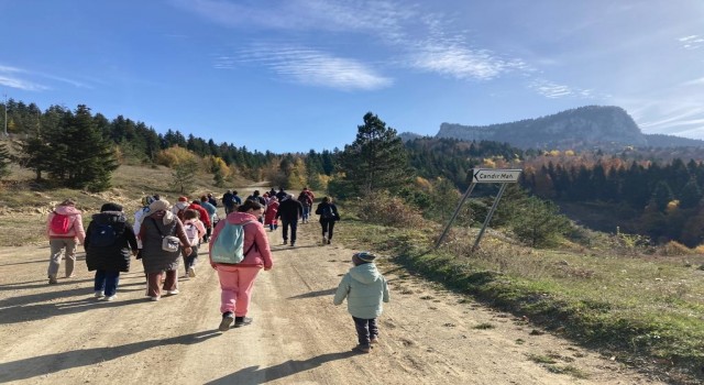 Üniversite öğrencileri, doğa harikası kanyon ve göletleri gezi, hayvanlar için meyve çekirdeği ekti