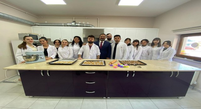 Üniversite öğrencileri, engelli kardeşleri için kurabiye pişirdi