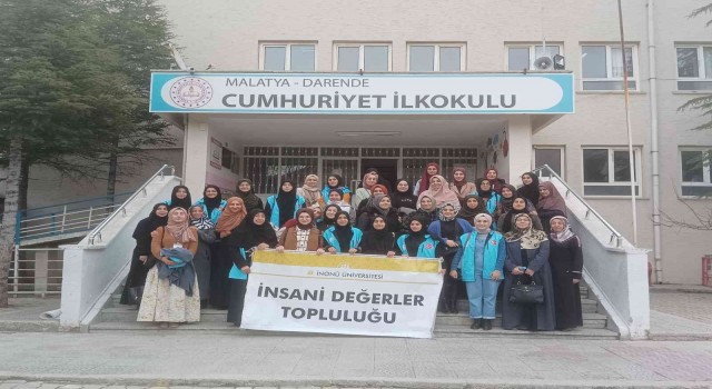Üniversite öğrencileri, minikler için atkı ve bere ördü