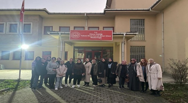 Üniversiteli gençler sevgi evlerinde kalan çocukları sevindirdi
