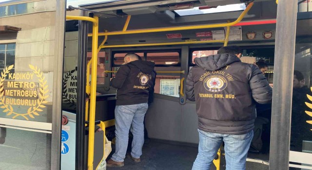 Üsküdarda okul önlerinde polisten sıkı denetim