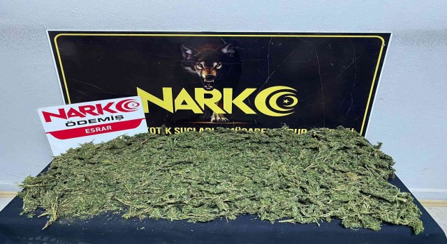 Uyuşturucu tacirleri otomobilde esrarla yakalandı