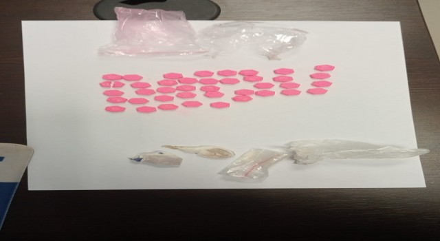 Uyuşturucu tacirleri şehrin en işlek yerinde yakalandı