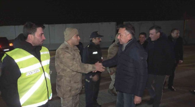 Vali Çağataydan güvenlik güçlerine “yılbaşı” ziyareti