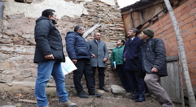 Vali Çelik, heyelan meydana gelen köyde incelemelerde bulundu