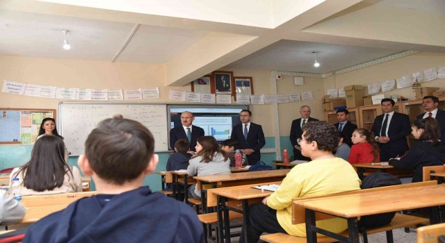 Vali Karadeniz Köprübaşı ilçesinde incelemelerde bulundu