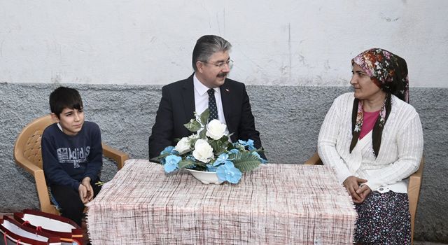 Vali Yılmaz ev ziyaretlerini sürdürüyor