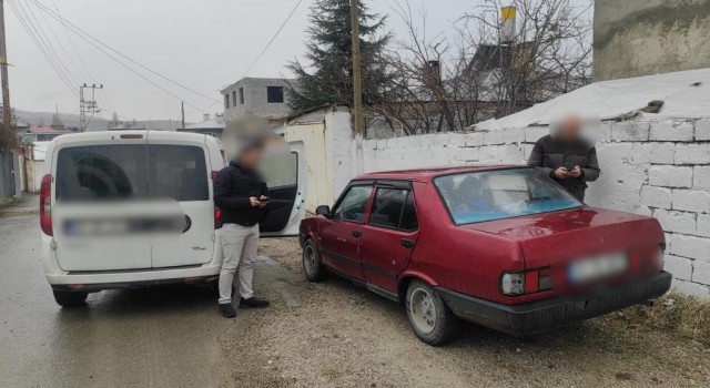 Vanda çalıntı 3 otomobil ele geçirildi, 20 kişi tutuklandı