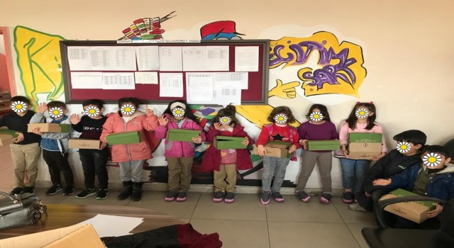 Vanda ihtiyaç sahibi çocuklara kışlık bot ve mont desteği