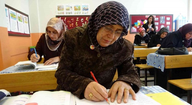 Vanda okuma yazma kursu kadınlara umut oldu