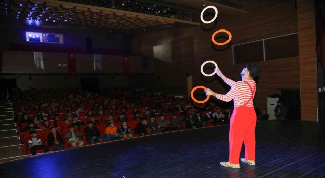 Vanlı çocuklar akrobasi gösterisinde gönüllerince eğlendi