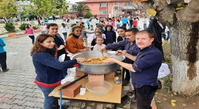 Velilerden toplanan bayat ekmekler, öğretmenlerin elinde yemeğe dönüştü