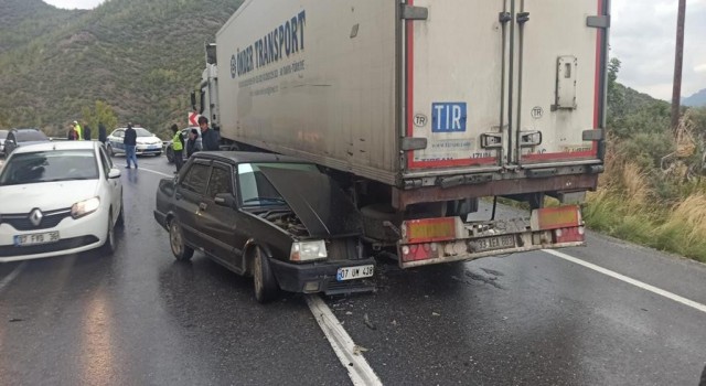 Virajı alamayan otomobil, tırın altına girdi: 1i çocuk 4 yaralı