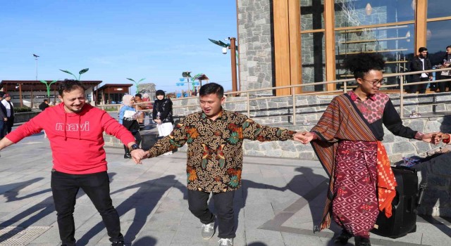 Yabancı öğrenciler horon oynayarak eğlendi