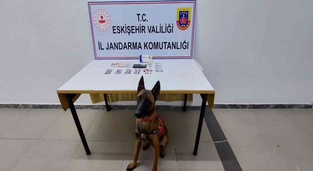Yakalama kararı bulunan şahsın sürdüğü araçta 81 adet sentetik hap bulundu