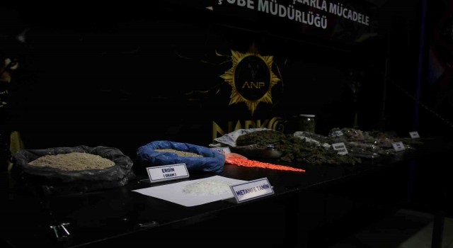 Yakalanmamak için ambalajı ile uyuşturucuyu yutan şahıs hastaneye kaldırıldı