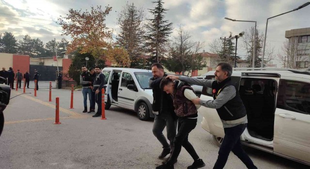 Yakınları cinayet zanlılarını bakın nasıl ‘teskin etti