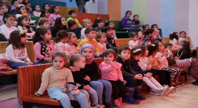 Yalovada çocuklar tiyatro ile eğlenmeye devam ediyor