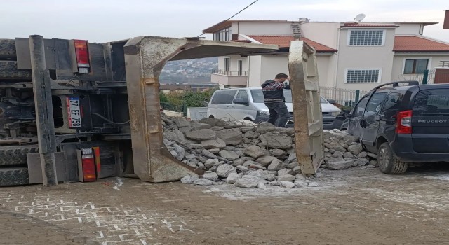 Yalovada moloz yüklü hafriyat kamyonu devrildi