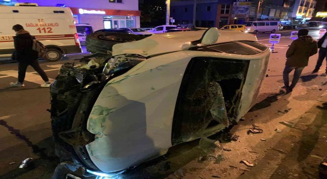 Yalovada otomobiller çarpıştı: 4 yaralı