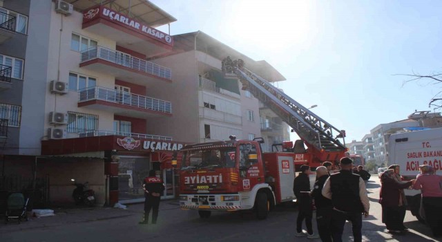 Yangın nedeniyle çatıda mahsur kalan 8i çocuk 13 kişi kurtarıldı