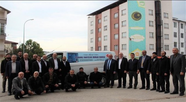 Yaptıkları bağışlarla hafızlık kurslarına hizmet aracı hediye ettiler