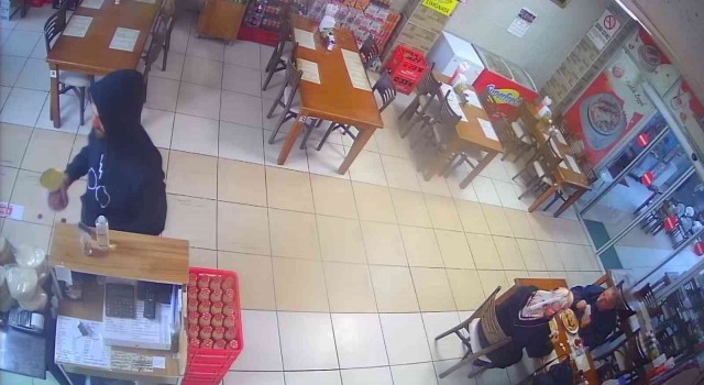Yardım kumbarasını çaldı, önce kameraya sonra polise yakalandı