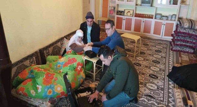 Yatalak ve görme engelli Makbule Güneşin kimlik yenileme işlemi evinde yapıldı