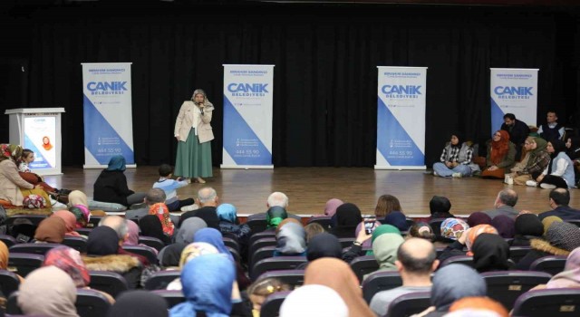Yazar Merve Gülcemal Caniklilerle konferansta buluştu