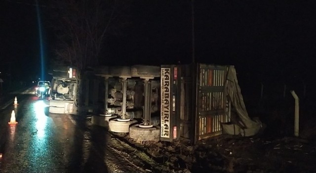 Yem yüklü tır devrildi, sürücü yaralandı