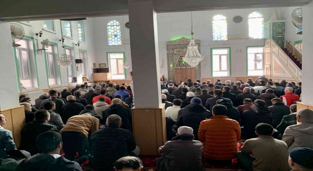 Yıkılması gündeme gelen Hal Camiinde Cuma namazı yoğunluğu