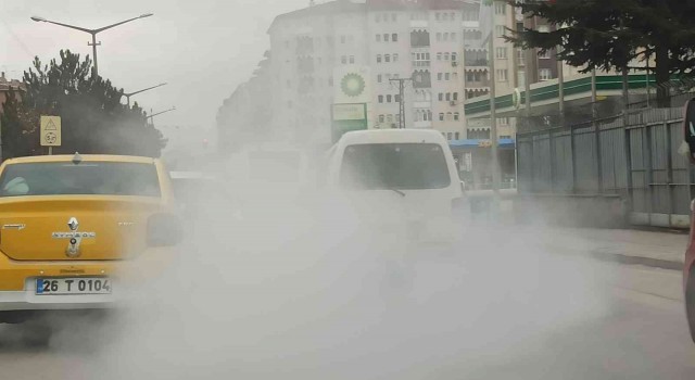 Yoğun duman yayan minibüsün yanındaki araçlar adeta kayboldu