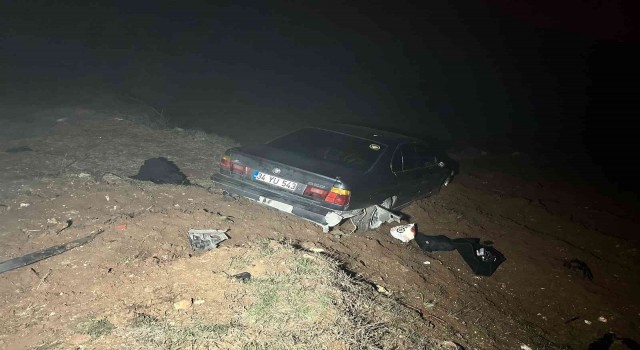 Yoğun siste yoldan çıkan otomobil tarlaya uçtu: 2 yaralı