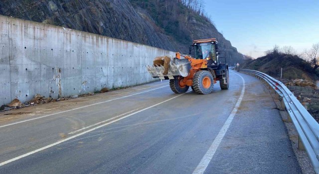 Yola düşen kayalar iş makineleriyle kaldırıldı