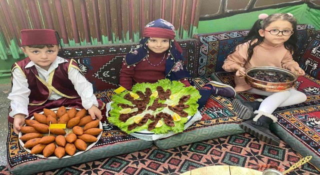Yöresel kıyafetler ile yöresel ürünleri tanıttılar