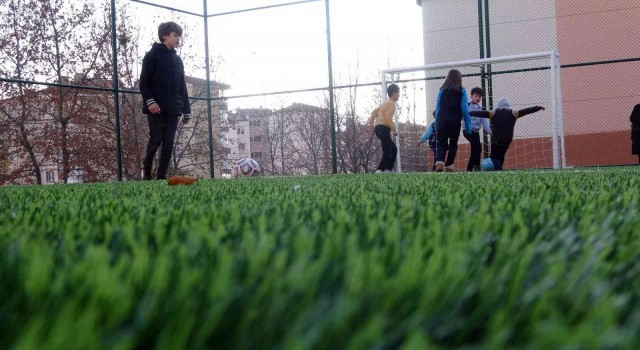 Yozgatta öğrencilerin sporla iç içe olması için semt sahaları yapılıyor