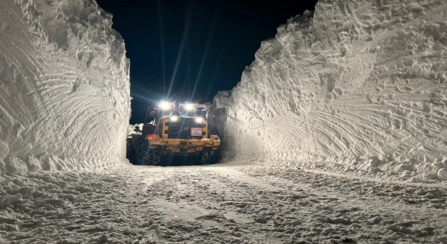 Yüksekovada 6 metreyi geçen kar tünelleri şaşırtıyor