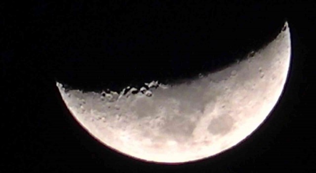 Yüksekovada kartpostallık yarım ay manzarası