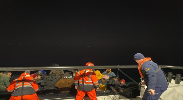 Yunan unsurları tarafından ölüme terk edilen 32 kaçak göçmen kurtarıldı