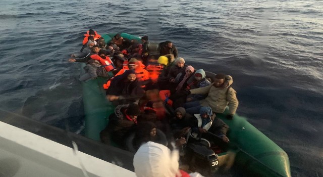 Yunan unsurları tarafından ölüme terk edilen 39 kaçak göçmen kurtarıldı
