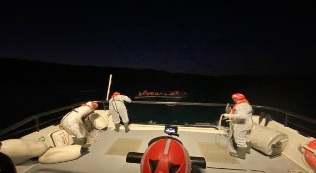 Yunanistan tarafından ölüme terk edilen 43 düzensiz göçmen kurtarıldı