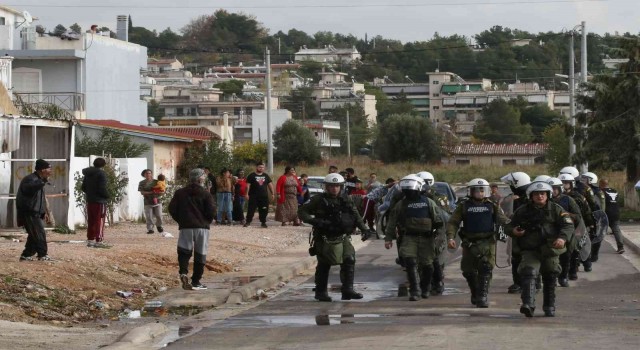 Yunanistanda 16 yaşındaki genci vuran polis hakim karşısında