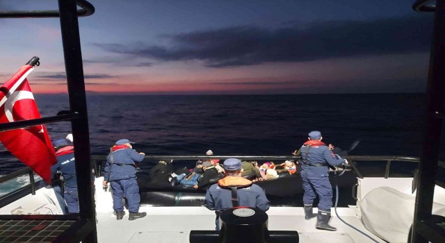 Yunanistanın ölüme ittiği 61 düzensiz göçmen kurtarıldı