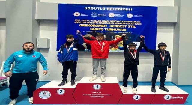 Yunusemreli güreşçiler Sakaryadan kupa ve madalyalarla döndü