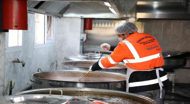 Yüreğirde her gün 4 bin 200 kişiye sıcak yemek