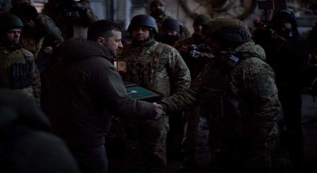 Zelenskiyden cephe hattında yer alan Bakhmuta sürpriz ziyaret
