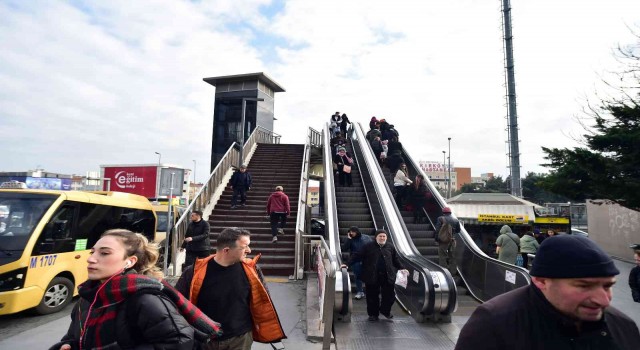 1 yıl önce kar yağışı yolları kapatırken, bugün ise hava güneşli