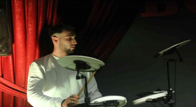 13 yaşında düğün salonlarında çalışmaya başladı, genç yaşında DJ oldu